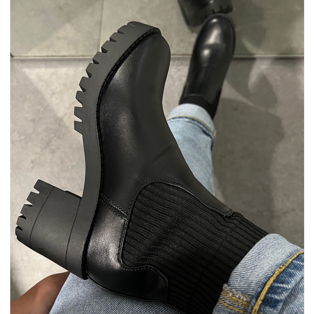 NWT!! Women’s KNIT Chelsea Boot with ankle Chunky Heel